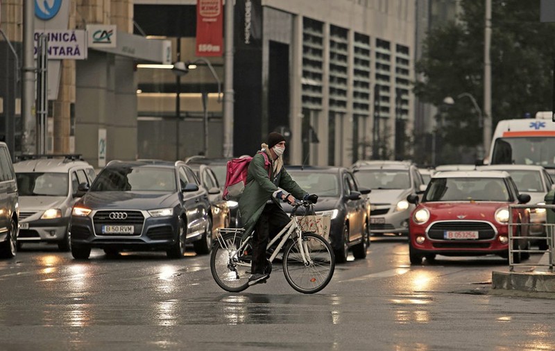 Cod galben de ploi torențiale și vijelii în mai multe județe din țară. Cum va fi vremea la București