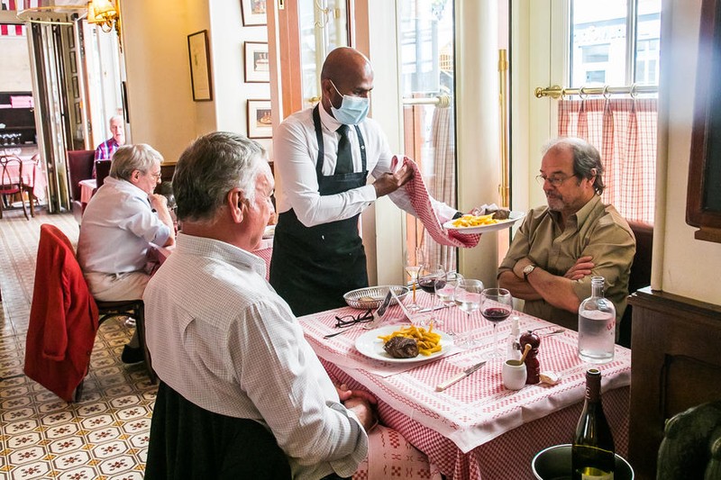 Restaurantele prezintă un risc ridicat de infectare, întrucât clienții nu poartă mascăFoto: EPA-EFE/CHRISTOPHE PETIT TESSON