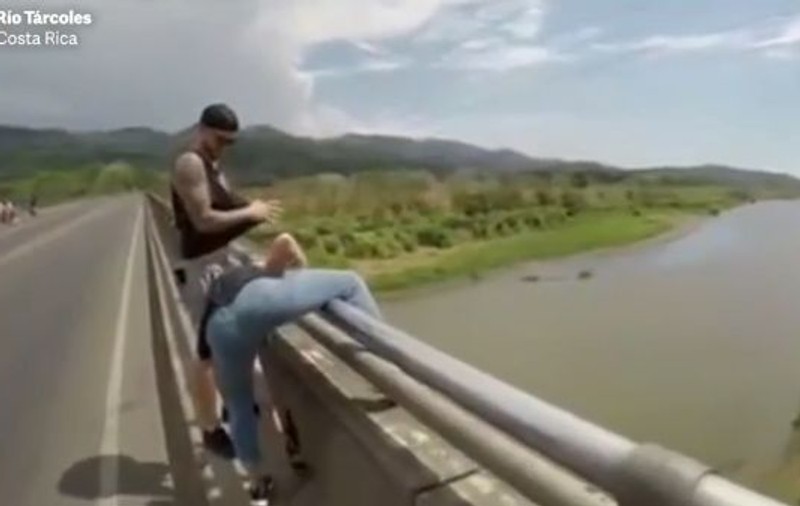 Și-a pus viața în pericol de dragul unei fotografii. Năucitor în ce ipostază s-a pozat