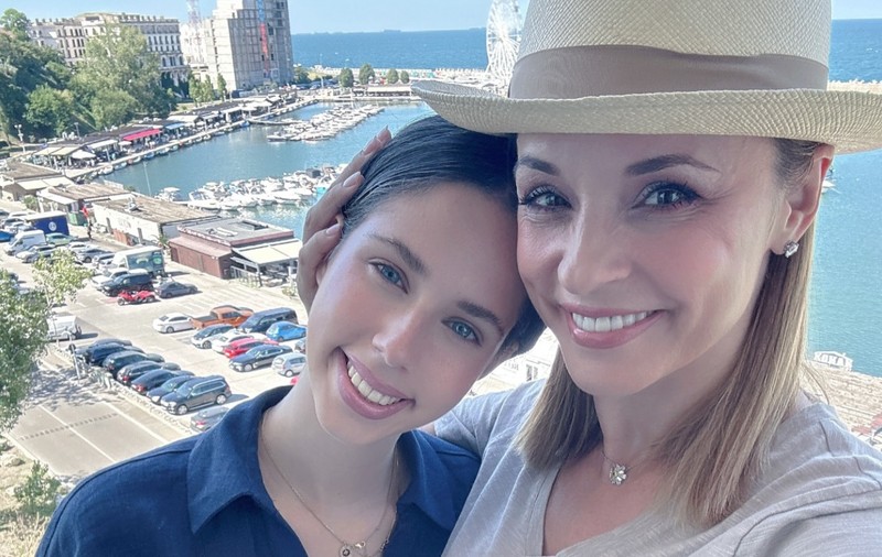 Violeta Bănică urmează în paralel cu liceul și un al doilea sistem de învățământ. Inițial, Andreea Marin s-a împotrivit: „Am spus NU ferm”