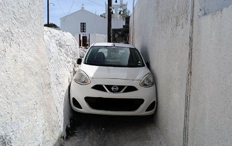 Un turist a blocat mașina închiriată pe o stradă îngustă din insula Santorini, în Grecia: „Anul ăsta au început devreme”