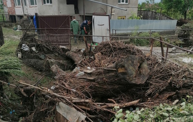 VIDEO | Județul Mureș, lovit de inundații. Pompierii au lucrat la foc continuu în ultimele 24 de ore. Două persoane, la un pas să fie luate de ape