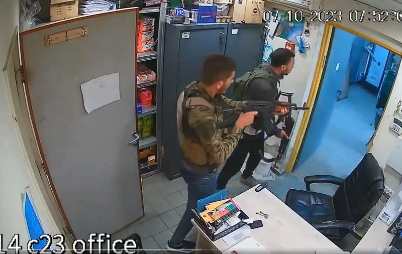 Luptătorii Hamas iau cu asalt și jefuiesc o benzinărie din sudul Israelului, în timpul atacului din 7 octombrie. Doi angajați s-au ascuns în congelator | VIDEO