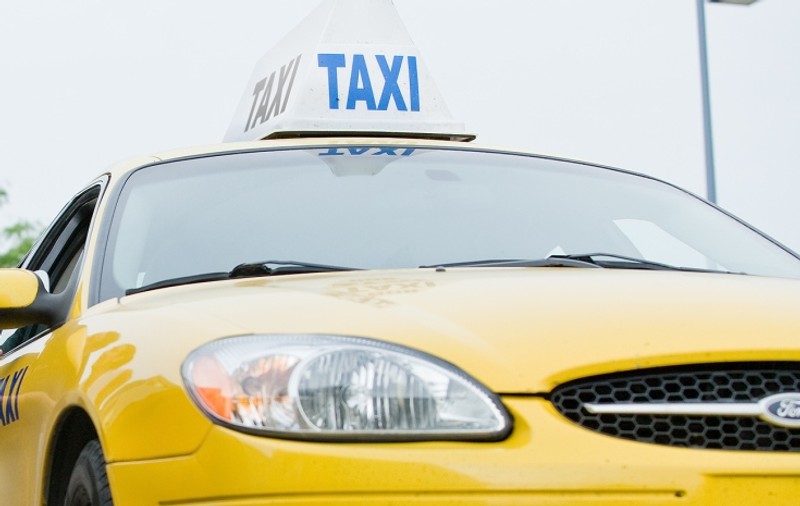 Taximetrist amenințat cu arma și jefuit de doi clienți