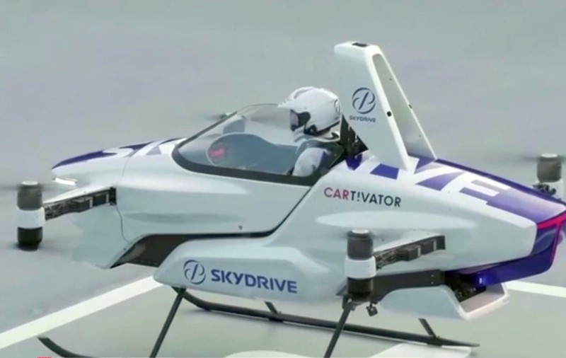 VIDEO | Japonezii au lansat o mașină zburătoare într-un zbor de test, cu o persoană la bord