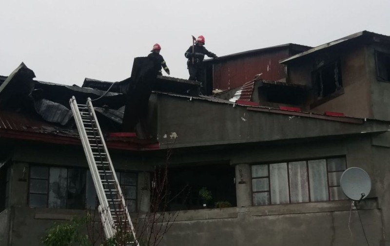 O vilă a ars în județul Vrancea. Incendiul a fost provocat de un trăsnet