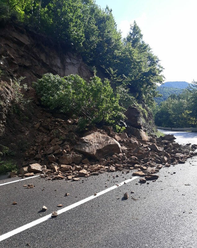Drumurile afectate de inundații, duminică, 1 iulie. Podul de la Milisăuți, Suceava, a fost închis. Există risc de prăbușire din cauza viiturilor / FOTO