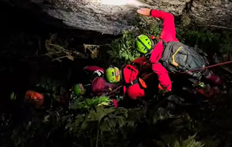 Un turist francez a căzut în Munții Bucegi. Opt salvamontiști au intervenit și a durat șapte ore să-l salveze | VIDEO