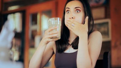 Femeie care sughiţă