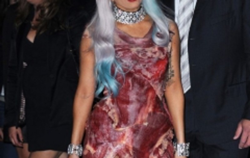 Rochia din carne crudă purtată de Lady Gaga, costumaţia perfectă pentru Halloween