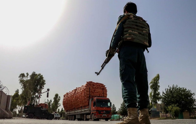Talibanii anunță că „au cucerit în totalitate” al doilea oraș din Afganistan și se îndreaptă către capitală
