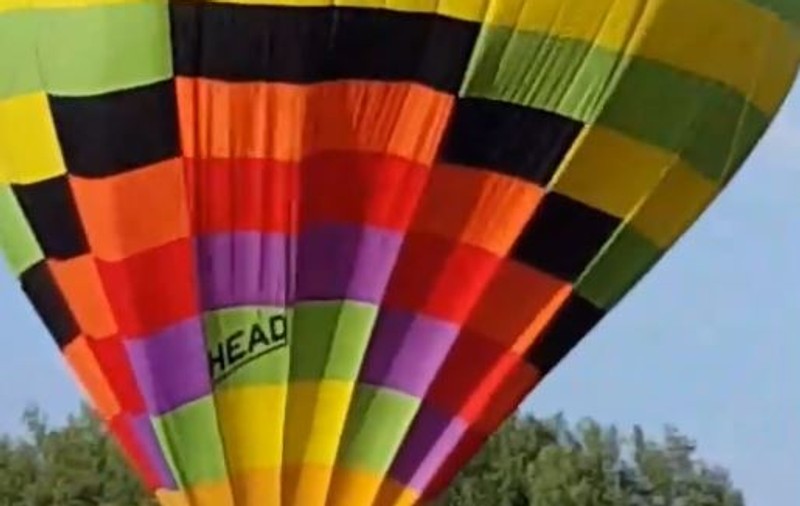 VIDEO VIRAL| Un bărbat a căzut dintr-un balon cu aer cald