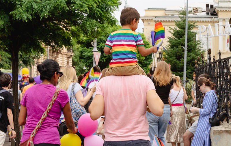 Familii cu copii, cupluri heterosexuale și gay, la marșul LGBT din București. „Nu suntem demonii de pe internet”
