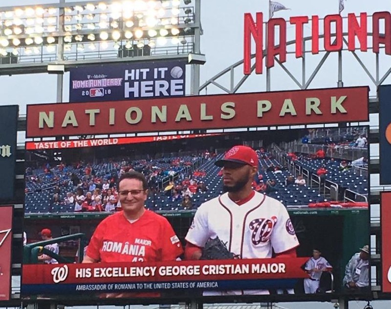 FOTO. George Maior a dat lovitura de începere la un meci de baseball; Centenarul, aniversat pe stadionul Washington National