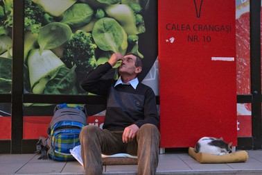 Locul din fața supermarketului unde trăia Sorin