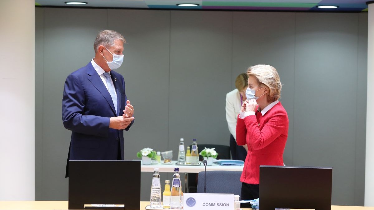 Klaus Iohannis, într-o discuție cu președinta Comisiei Europene, Ursula von der Leyen FOTO: Consiliul European