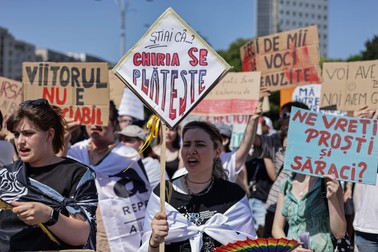 Studenții au anunțat că vor continua protestele duminică seară, în Piața Universității. Foto: Vlad Chirea