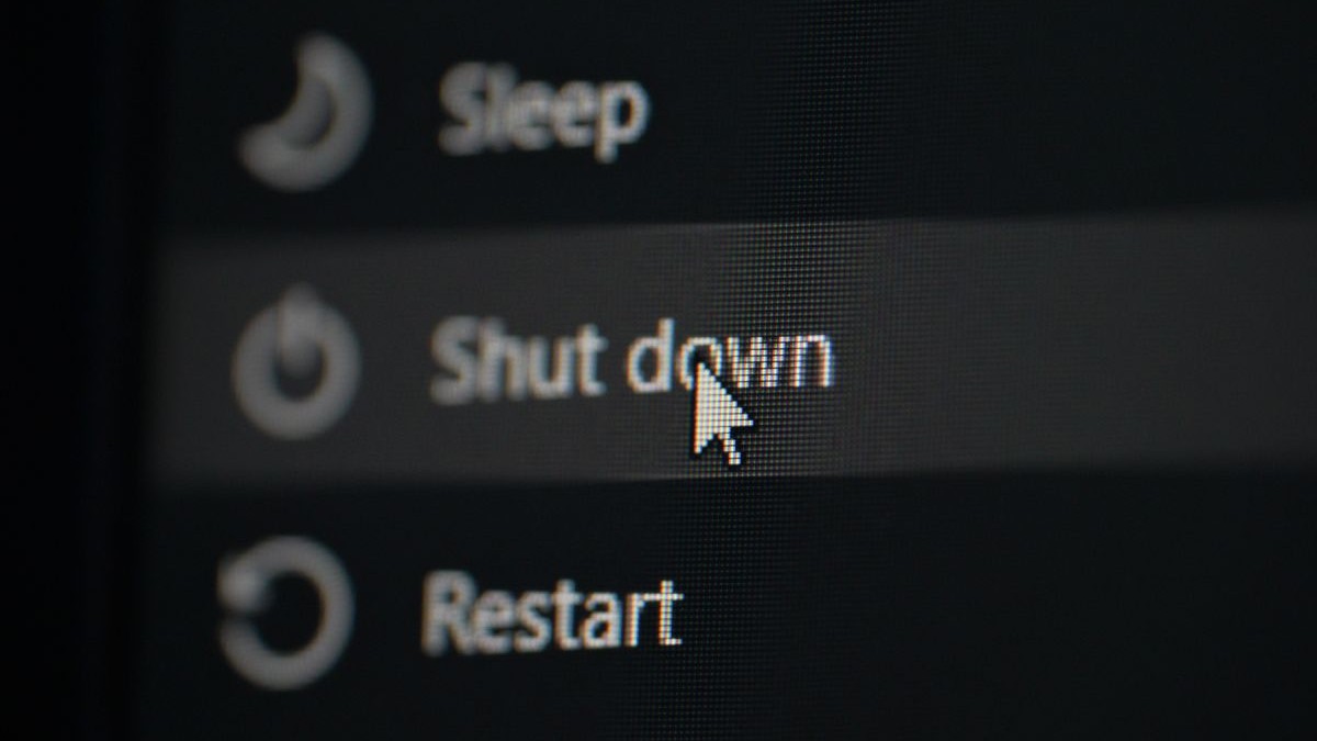 Buton de shut down pe un calculator, alături de butoanele de Sleep și Restart, pe fundal negru