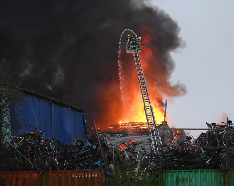 Nor uriaș de fum deasupra orașului Hamburg, după un incendiu la două depozite. „Suntem în beznă”