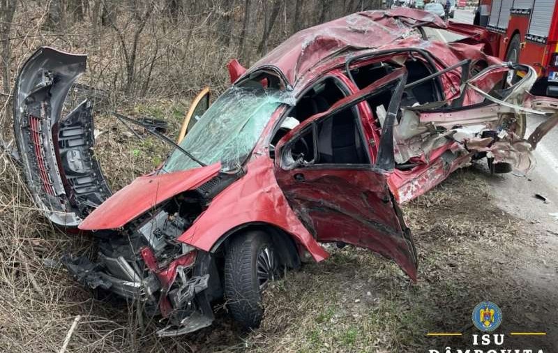 O persoană a murit într-un accident pe DN 72 produs între o mașină și un camion. Traficul a fost blocat în zonă
