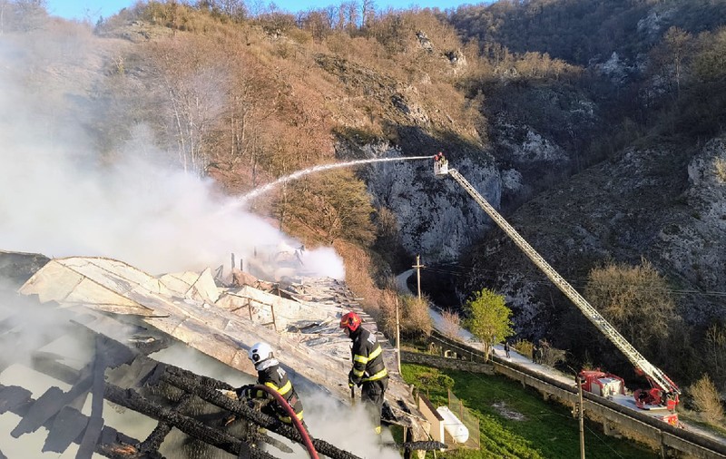 Incendiu la Mânăstirea Bistrița, în ziua de Paște: o femeie a fost găsită carbonizată