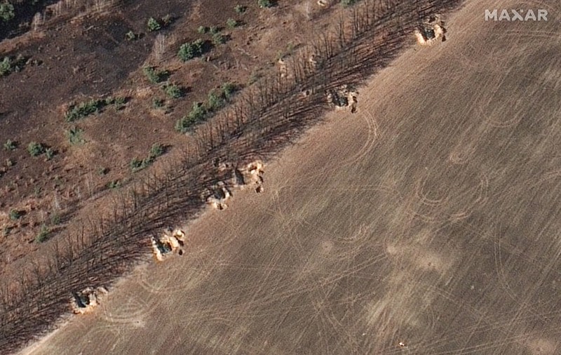 Imagini din satelit arată armata rusă ridicând baricade de pământ în jurul echipamentului militar, la nord-vest de Kiev