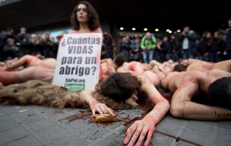 FOTO | Protest extrem la Barcelona! Zeci de oameni s-au dezbrăcat pentru a cere protecția animalelor