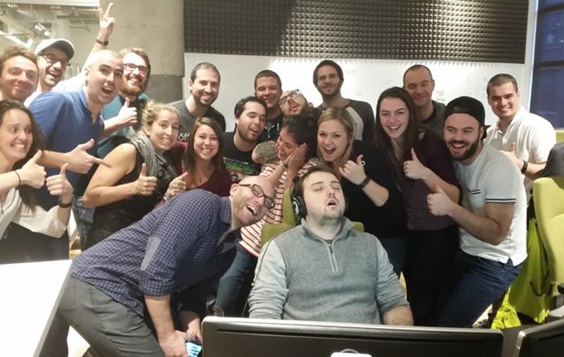 Cum a ajuns virală o imagine cu un român dormind la muncă. Adevărul din spatele selfie-ului cu ”bărbatul care a suferit un atac de cord la serviciu”