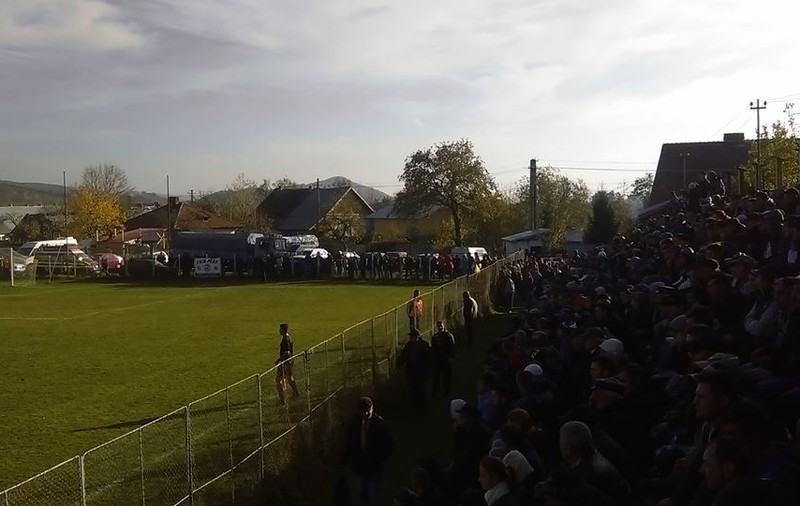 ”Lupii” și-au luat Avântul. A fost bătaie la Măneciu. Cristi Vlad, oficial al Petrolului, și-a ”furat-o” la înghesuială! Farul, Ceahlăul și ”U” defilează și ele / FOTO&VIDEO