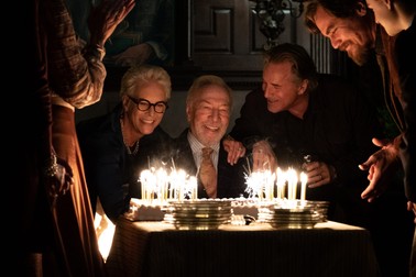 Sărbătoritul Harlan (Christopher Plummer), înconjurat de rude / Foto: MRC II Distribution Company L.P.