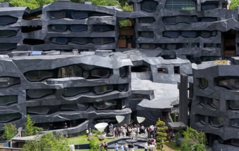 Un incendiu devastator a distrus aproape complet complexul rezidențial de lux Querola d'Ordino din Andorra, proiectat de arhitectul francez Jean Nouvel. Sursă foto Instagram/Querola d'Ordino