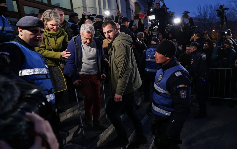 Unul dintre bodyguarzii Cristelei Georgescu a venit la protest cu o armă de foc neletală, pe care nu avea dreptul să o poarte la adunări publice
