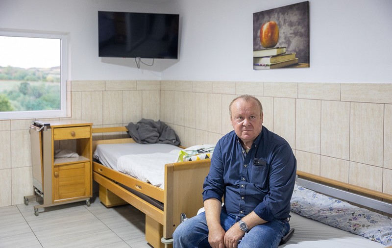 Întâmplări bizare din azilele lui Viorel Paşca, povestite chiar de el: bătrâna dispărută şi găsită moartă, bărbatul îngropat cu CNP-ul altuia şi sinuciderea din baie