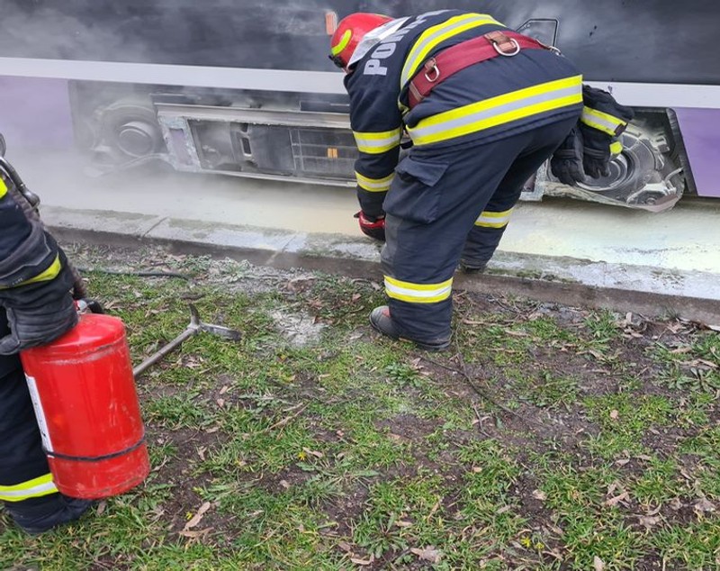 Un tramvai plin cu călători a luat foc în mers, la Timișoara. Anul trecut, mai multe astfel de tramvaie au rămas blocate pe șine | VIDEO