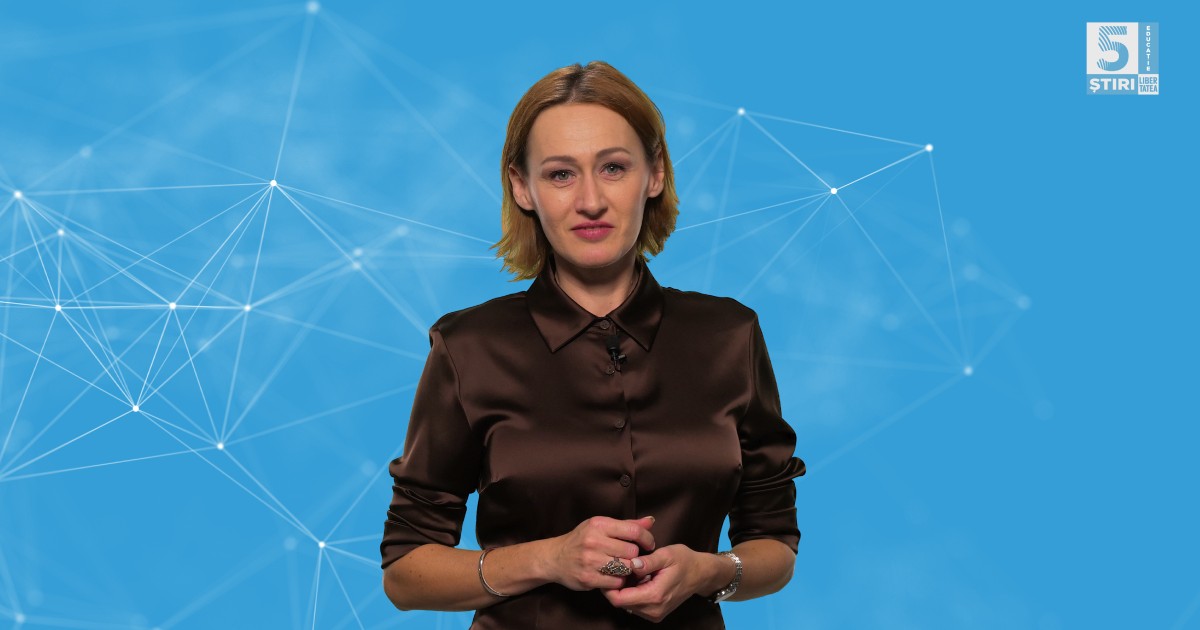 Laura Macavei, gazda rubricii 5 știri by Libertatea - Educație, îmbrăcată într-o cămașă maro, pe un fundal albastru.