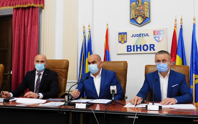 Ilie Bolojan (centru) la o conferință de presă din 2020, alături de Dumitru Tiplea (prefect) și Mircea Malan (vice CJ). „Dacă nu aș fi fost numit prefect în 2005 nu ajungeam niciodată mai apoi primar, pentru că nu sunt un tip popular”, crede Bolojan - foto Agerpres