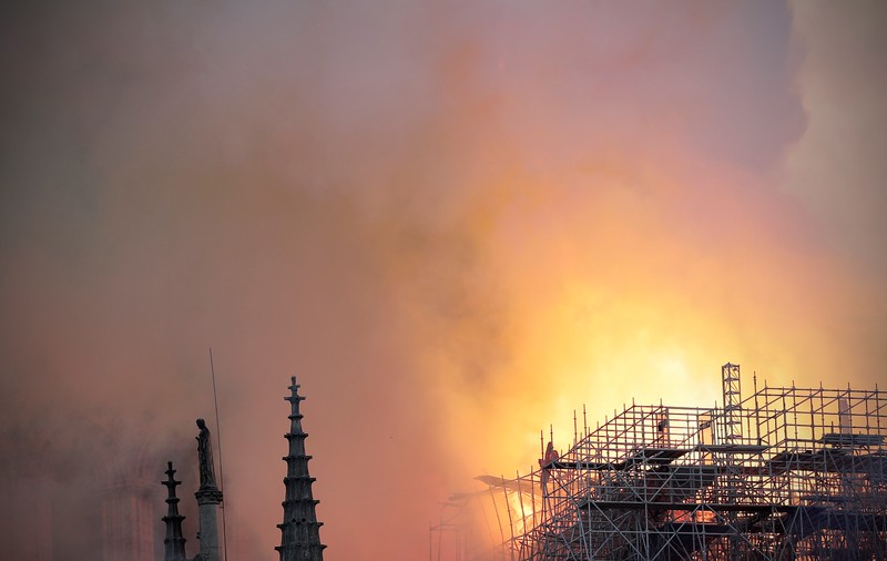 Macron, la Catedrala Notre-Dame: "Emoții pentru toată națiunea"! Mesajele transmise de liderii de stat în urma incendiului devastator din Paris
