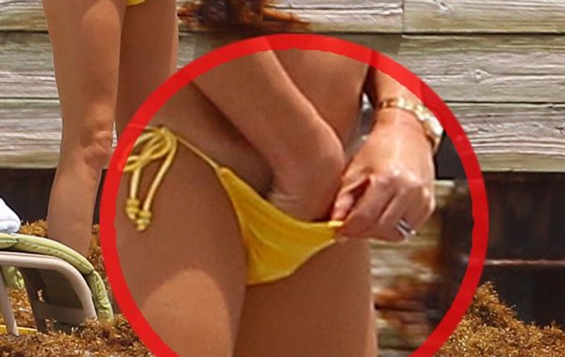 DUMNEZEULE! VEDETA prinsă la mare cu MÂNA ÎN CHILOŢI PÂNĂ LA COT! Se scarpină sălbatic la părul pubian | FOTO
