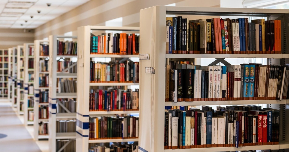 Un individ a furat 222 de cărți de la o bibliotecă, printr-o metodă ingenioasă. Cum s-a descurcat mai mulți ani
