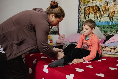 „Ne-au trimis cu el la Neurologie, la Psihiatrie, credeau că e un fel de paralizie, ceva. Nu au găsit nimic”, explică mama