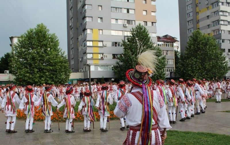 Peste 1.000 de călușari au dansat în Slatina. Oltenii vor să intre în Cartea Recordurilor