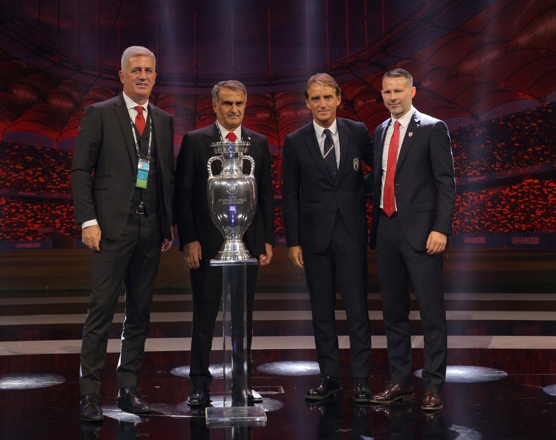 Corina Caragea a strălucit la tragerea la sorți a Euro 2020. Antrenorii au pozat pe grupe cu trofeul! Cele mai spectaculoase imagini / FOTO