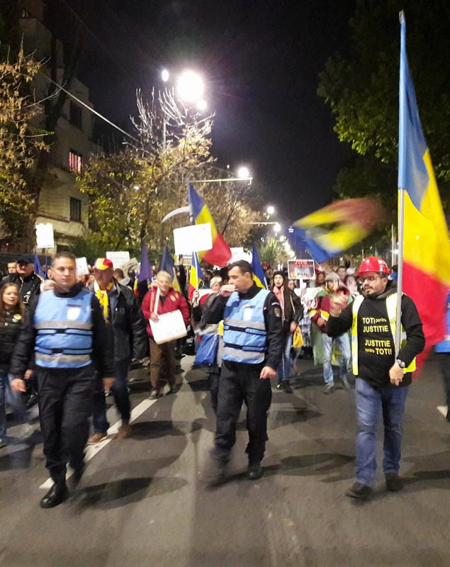 FOTO&VIDEO/ Protest în Capitală. 20.000 de oameni au participat la un marș din fața Guvernului până la Palatul Parlamenului