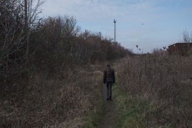 Maria trebuie să traverseze un câmp și mai multe linii de cale ferată în drumul ei către școală
