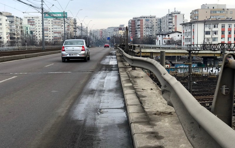Pericolul de pe Podul Grant. Gropile, bucățile de beton desprinse și parapeții de metal ruginiți au îngrozit șoferii, nu și autoritățile