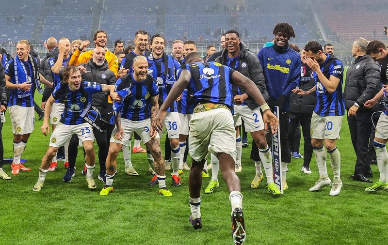 Fotbaliștii de la Inter Milano au sărbătorit cu o manea cucerirea titlului în Italia. Au dansat la vestiar pe ritmurile „Made in Romania”. VIDEO