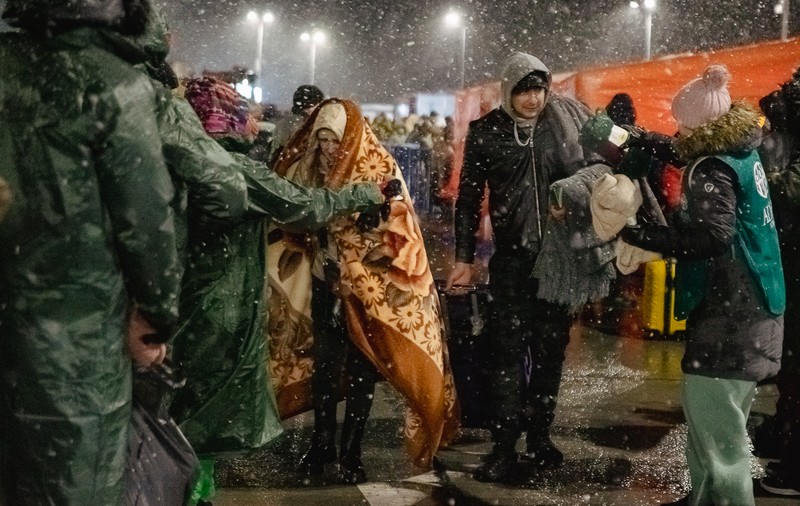 IMAGINI. Refugiații împinși de război au ajuns în Vama Isaccea, în prima noapte de primăvară. „Mai frig ca în Ucraina”
