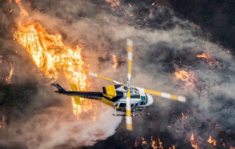 Incendii devastatoare în California de Sud. Pompierii se așteaptă ca focurile să se întețească