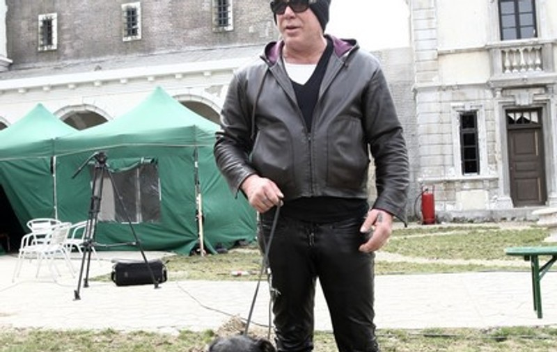 Ăsta e maidanezul pe care îl va lua Mickey Rourke cu el în State! | FOTO