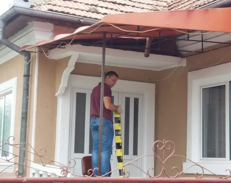 Ce a găsit o fată de 12 ani pe acoperișul unei case din Craiova. O bucată dintr-un picior de om atârna pe copertină/ GALERIE FOTO